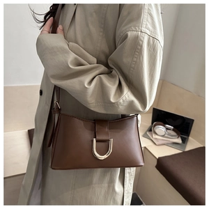 Sac bandoulière en cuir lisse caramel avec boucle en U dorée et fine bandoulière