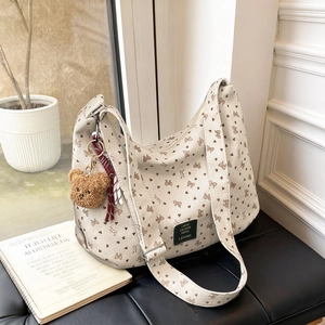 Sac fourre-tout en velours côtelé blanc cassé avec cœurs et pendentif ours