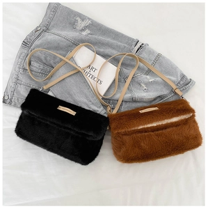 Détail de sacs bandoulière en peluche noir et marron caramel avec fourrure douce