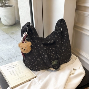 Sac fourre-tout en velours côtelé noir avec imprimés cœurs et charme d'ours en peluche