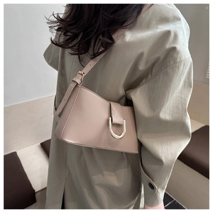 Vue détaillée du sac porté épaule beige avec boucle fer à cheval dorée