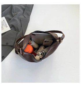 Vista dall'alto dell'interno spazioso della borsa tote marrone vintage con accessori