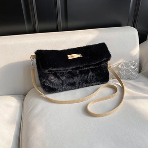Sac à bandoulière chic en peluche noire avec bandoulière chaîne et détail de l'étiquette