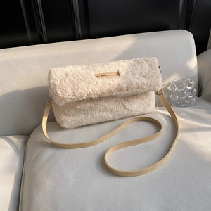 Sac bandoulière en fausse fourrure crème avec bandoulière cuir et détails de chaîne