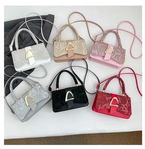 Vue groupée de sacs à main bandoulière en six couleurs avec boucle D dorée chic