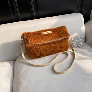 Sac à bandoulière en peluche caramel pour femme avec fausse fourrure et cuir fin