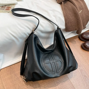 Grande borsa Hobo nera con logo geometrico goffrato e tracolla regolabile