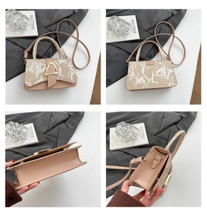 Détail du sac à main bicolore avec serrure dorée et imprimé graffiti artistique