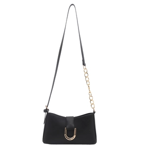 Sac à bandoulière rétro en cuir noir avec boucle dorée en U et détail de chaîne