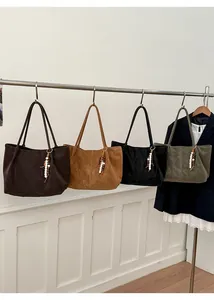 Quattro borse tote vintage grandi in toni terra con nappe di perline bohémien in dettaglio