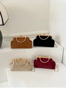 Quattro eleganti borse da sera in velluto marrone, nero, beige e rosso con telaio oro