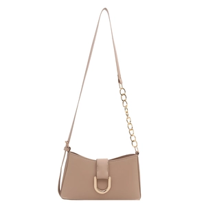 Sac à bandoulière beige en similicuir avec bord incurvé et chaîne dorée sur fond blanc