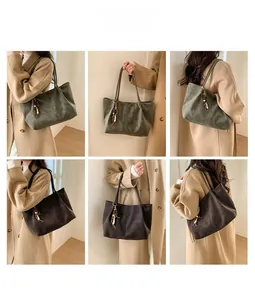 Dettaglio borsa shopper grande in verde scuro e caffè con nappe di perline