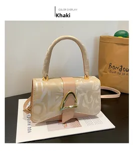 Détail du sac à main kaki à motif géométrique avec boucle en métal doré et poignée