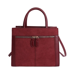 Retro burgunderrote Shopper-Tasche aus Mattleder mit Griffen und Schultergurt auf Weiß