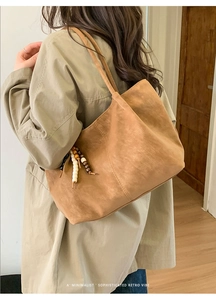 Vista dettagliata della borsa tote in pelle scamosciata con perline di legno retrò