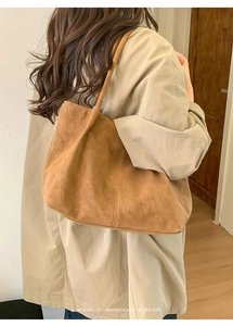 Borsa tote retrò minimalista in camoscio cammello portata a spalla per un look raffinato