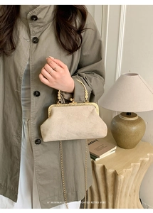 Borsa a catena in camoscio beige con scritte Rich Rabbit in rilievo e chiusura dorata