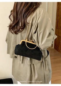 Borsa retrò in pelle scamosciata nera con cornice dorata e tracolla a catena elegante