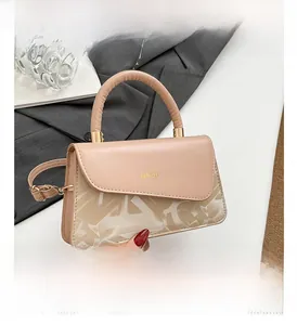 Détail du sac bandoulière en similicuir rose nude avec logo Fashion & Bags gravé