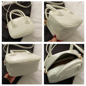 Détails du mini sac carré en cuir PU crème montrant l'intérieur et l'extérieur sous quatre angles