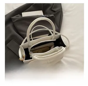 Détail du sac blanc à chaîne de perles montrant l'intérieur spacieux et finitions dorées