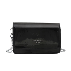 Borsa a spalla in pelle verniciata nera minimalista con catena argentata e logo