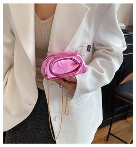 Détail du sac à bandoulière rose métallisé avec texture gaufrée et chaîne dorée