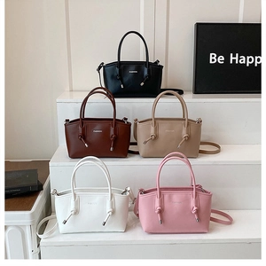 Collection de sacs bandoulière minimalistes en cinq couleurs avec nœuds aux anses