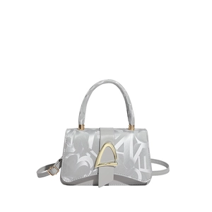 Sac trapèze gris argenté avec imprimé monogramme et boucle dorée en forme de B