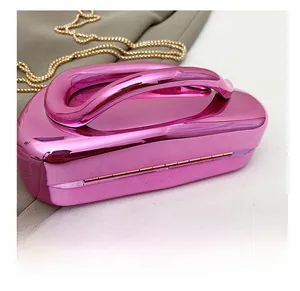 Détail macro du fond de la pochette en acrylique rose avec fini métallique brillant