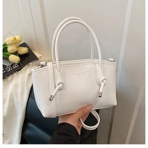 Détail du sac à main blanc avec imprimé fashion et poignée à nœud élégante