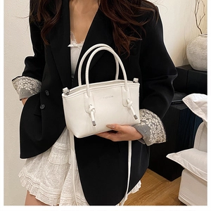 Détail du sac à main blanc en cuir PU avec nœuds décoratifs et imprimé logo FASHION