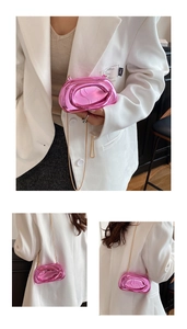 Détail du mini sac rose métallisé avec finition miroir et fine chaîne dorée