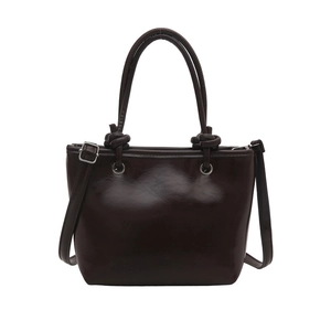 Sac seau minimaliste marron foncé en cuir avec poignée et boucles argentées fines
