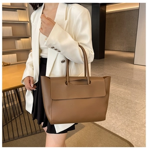 Borsa tote in pelle marrone con ampia patta e interno spazioso per il lavoro in ufficio