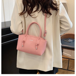 Détail du sac à main en similicuir rose avec nœuds décoratifs et imprimé de texte Fashion