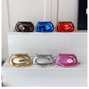 Sacs bandoulière métalliques avec chaînes acryliques en or, argent et couleurs vives