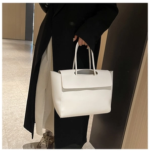 Dettaglio della borsa tote bianca con manico unico e materiale in pelle sintetica liscia