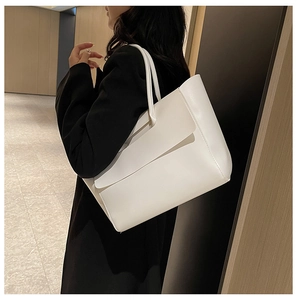 Grande borsa tote bianca in ecopelle con spalline lunghe e chiusura a patta per l'ufficio