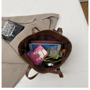 Innenansicht der geräumigen dunkelbraunen Tragetasche mit organisierten Essentials