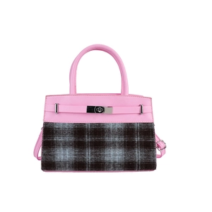 Sac à main en cuir rose et tissu à carreaux gris avec boucle en métal et poignée