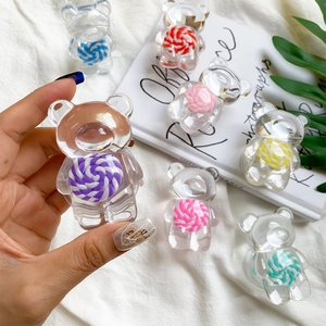 Détail du support téléphone ours transparent avec motifs de sucettes colorées
