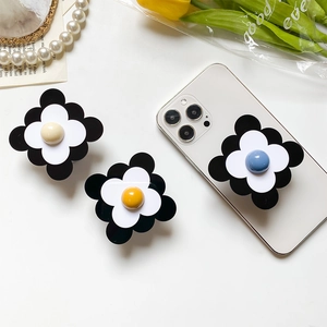 Trois supports de téléphone fleurs noir et blanc avec perles colorées au centre