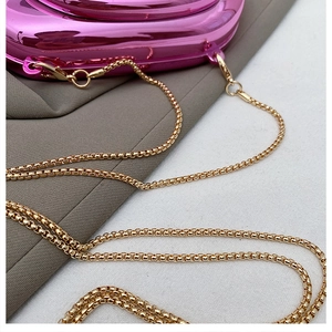 Détail du sac rose en forme de cœur avec chaîne box dorée et ferrures métalliques