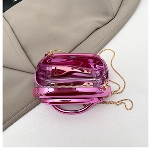 Détail du sac de soirée rose métallisé montrant le fermoir et la fine chaîne dorée