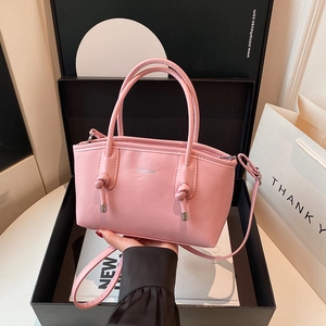 Petit sac carré rose élégant avec lettrage FASHION et poignées nouées décoratives