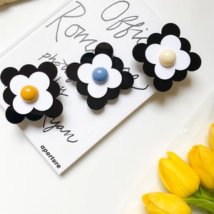 Gros plan de trois supports de téléphone en forme de fleur avec perles colorées