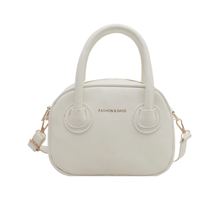 Sac Boston chic beige avec garnitures dorées et doubles poignées sur fond blanc épuré