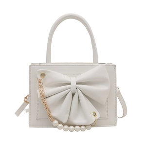 Sac bandoulière blanc élégant avec grand nœud et détail de chaîne en perles dorées